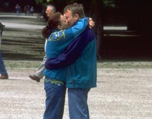 Pareja bes�ndose en un parque